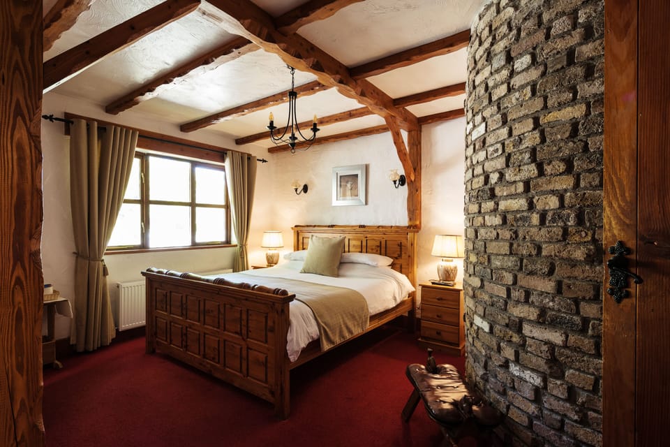 Deluxe Room | Desk, iron/ironing board, free WiFi, bed sheets