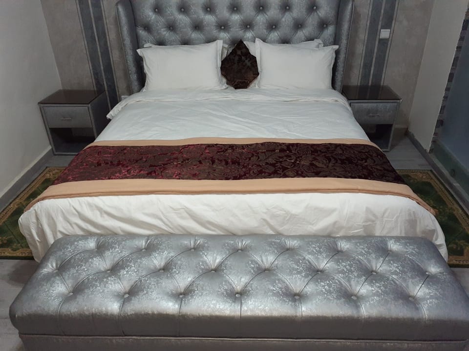 Junior Suite | Desk, blackout drapes, free cribs/infant beds, free rollaway beds