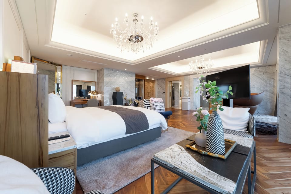 Inter Presidential Suite | Down comforters, in-room safe, individually furnished, desk