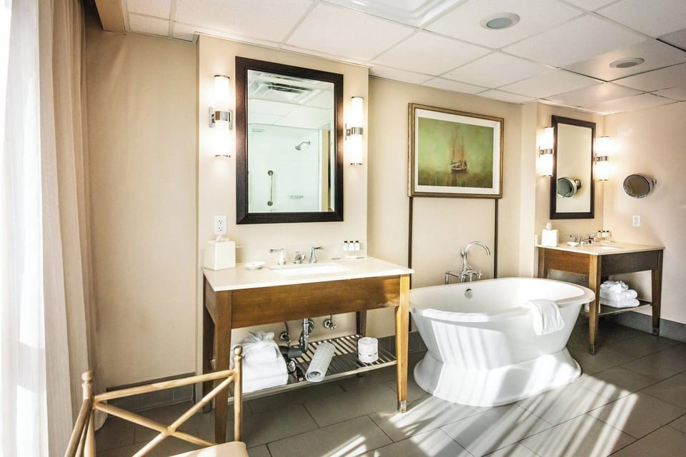 Junior Suite, 1 King Bed | Bathroom | Free toiletries, hair dryer, towels, soap