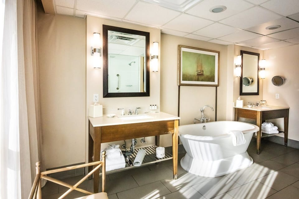 Junior Suite, 1 King Bed | Bathroom | Free toiletries, hair dryer, towels, soap