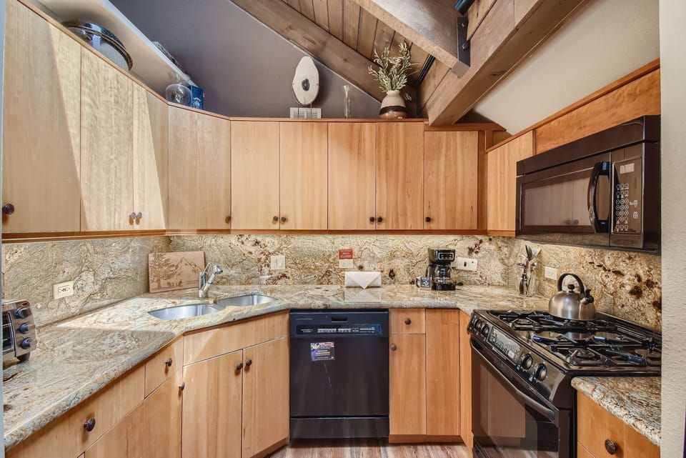 Townhome, 4 Bedrooms | Private kitchen | Coffee/tea maker, fridge, oven, toaster