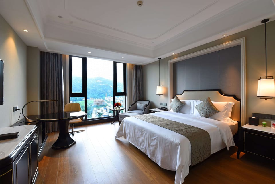 Business Room, 1 King Bed, Smoking | Soundproofing, bed sheets