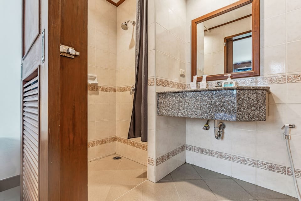 Deluxe Double Room | Bathroom | Shower, hydromassage showerhead, eco-friendly toiletries, hair dryer