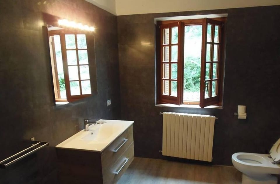 Basic Double Room | Bathroom | Shower, hair dryer, bidet, towels
