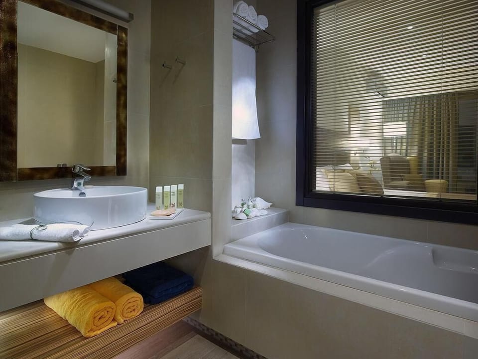 Bathtub, towels