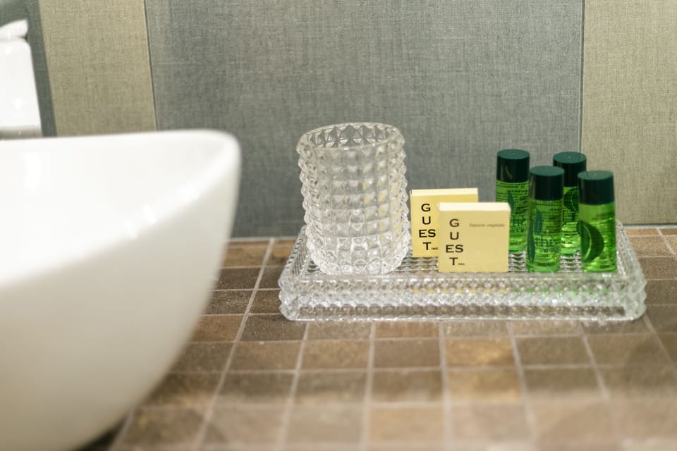 Deluxe Quadruple Room (Antares) | Bathroom amenities | Shower, hair dryer, bidet, towels