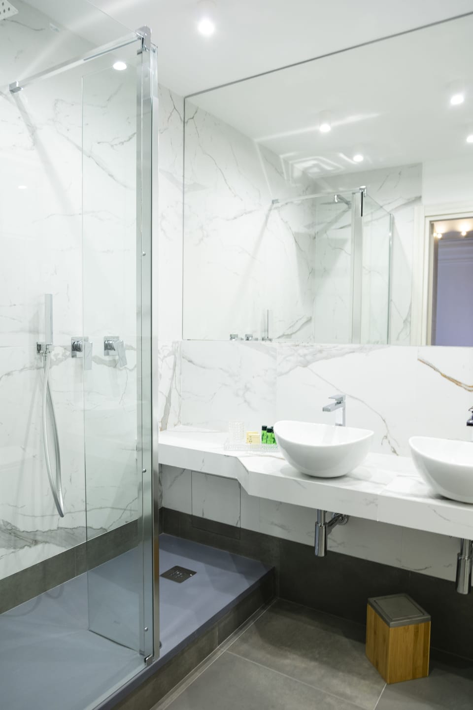 Luxury Quadruple Room (Atlas) | Bathroom | Shower, hair dryer, bidet, towels
