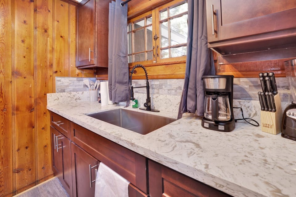 Cabin, Multiple Beds, Patio, Mountain View (451) | Private kitchen | Coffee/tea maker