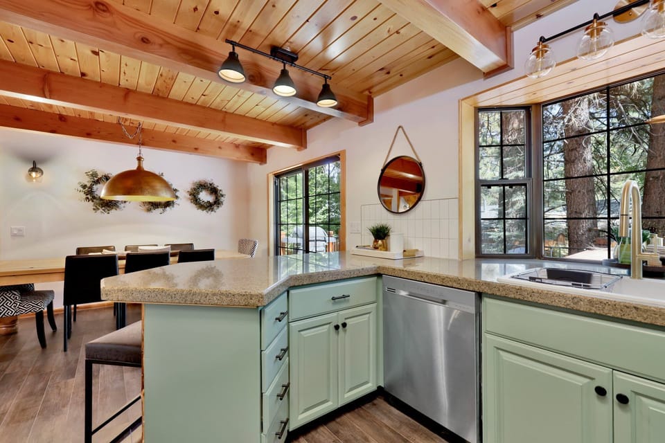 House, Multiple Beds, Hot Tub, Mountain View (1120) | Private kitchen