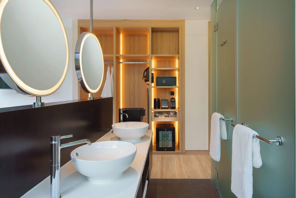Studio Suite (King) | In-room safe, desk, blackout drapes, iron/ironing board