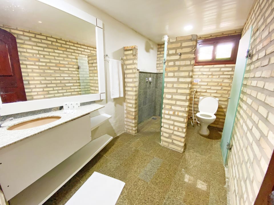 Shower, free toiletries, towels