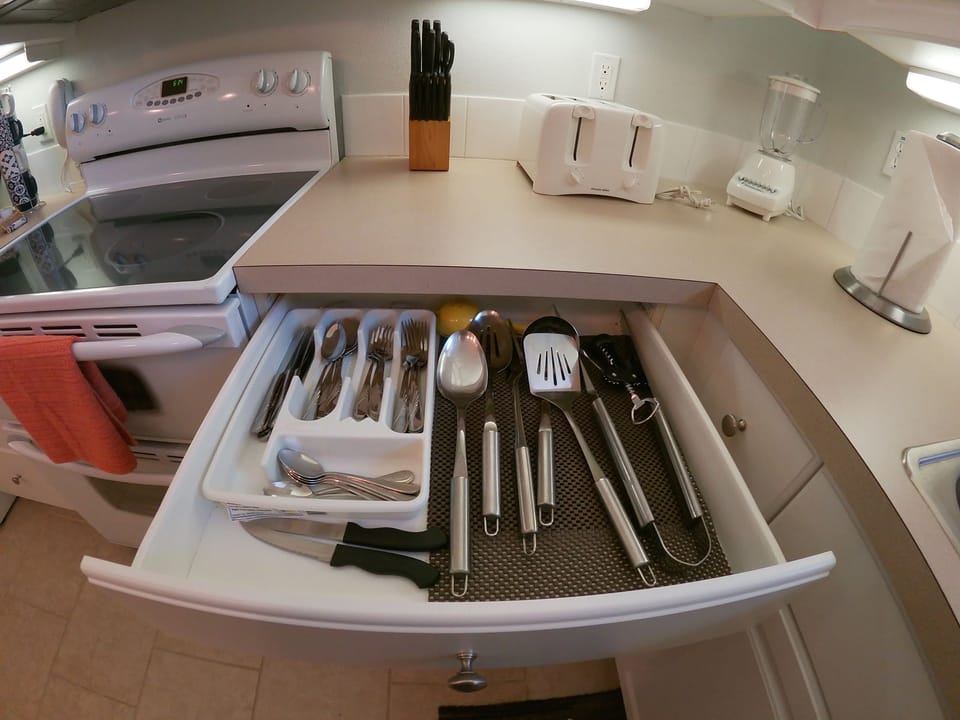 Comfort Townhome | Private kitchen | Full-size fridge, microwave, oven, stovetop