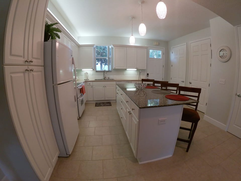 Comfort Townhome | Private kitchen | Full-size fridge, microwave, oven, stovetop