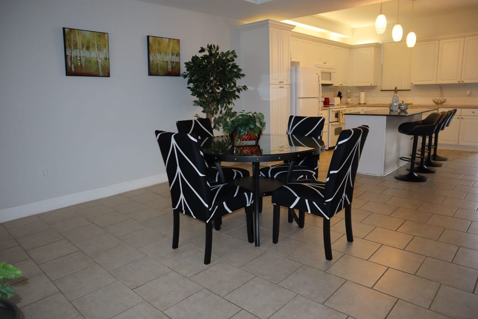 Comfort Townhome | In-room dining