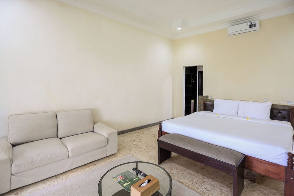 Deluxe Double or Twin Room, Mountain View | Minibar, individually decorated, individually furnished, desk