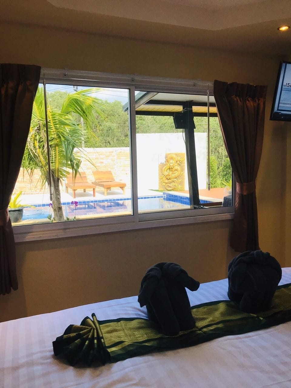 Deluxe Room | In-room safe, iron/ironing board, free WiFi, bed sheets