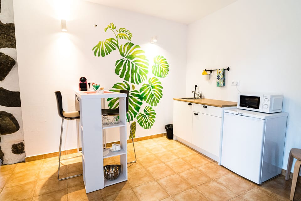Deluxe Suite, Air conditioning, Garden View | Living area | 40-inch Smart TV with digital channels, TV, Netflix