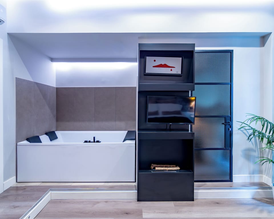 Triple Room, Jetted Tub (King) | Frette Italian sheets, premium bedding, down comforters