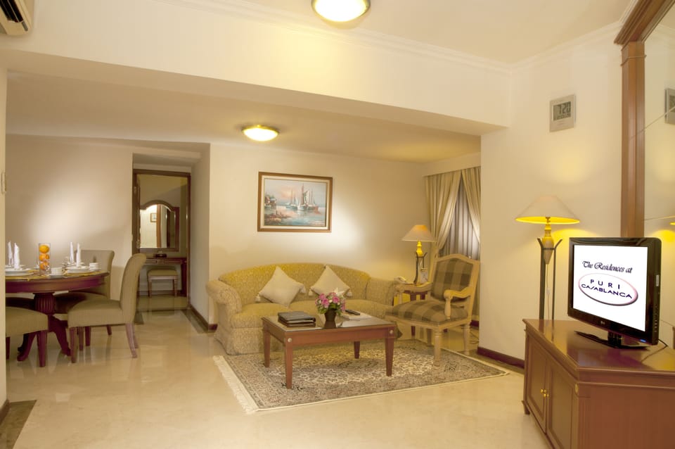 Suite, 1 Bedroom | Living area | 32-inch TV with cable channels