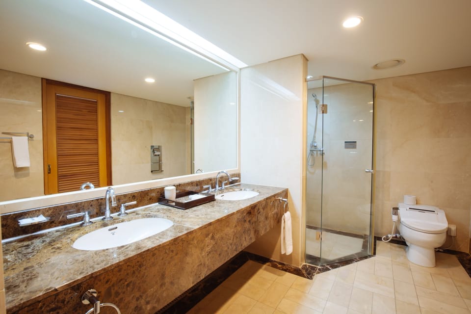 Deluxe Twin Room | Bathroom | Combined shower/tub, free toiletries, hair dryer, slippers