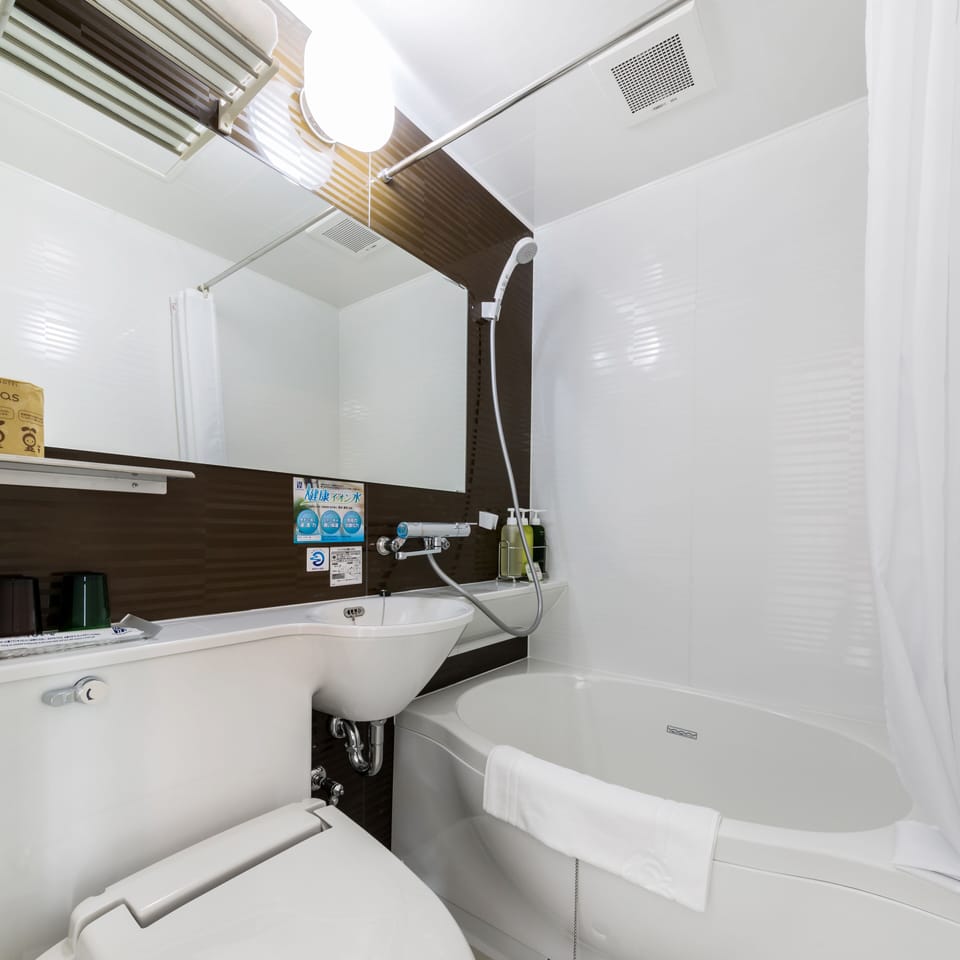 Combined shower/tub, deep soaking tub, free toiletries, hair dryer