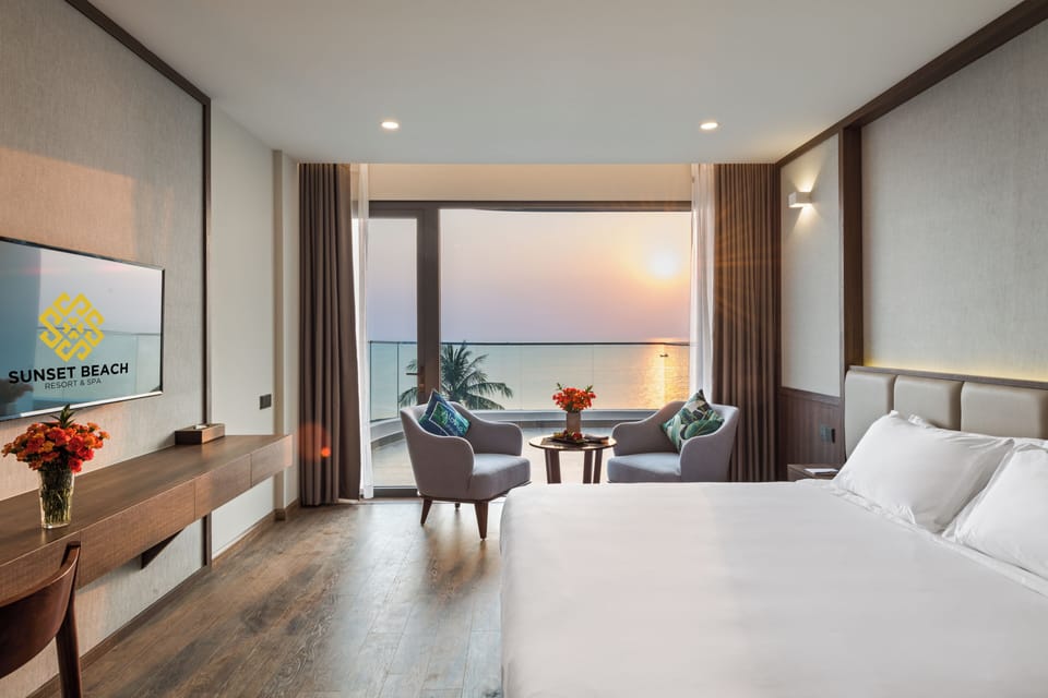 Deluxe King Ocean Panorama | Minibar, in-room safe, desk, iron/ironing board