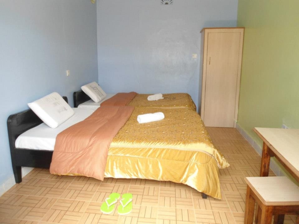 Standard Room | Desk, bed sheets
