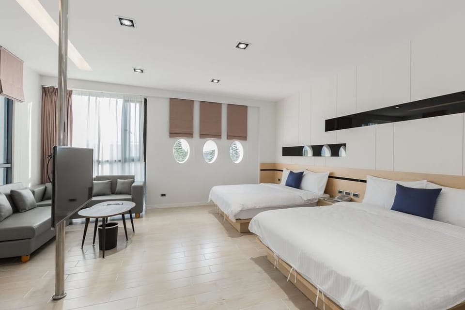 Classic Quadruple Room (203) | Desk, bed sheets
