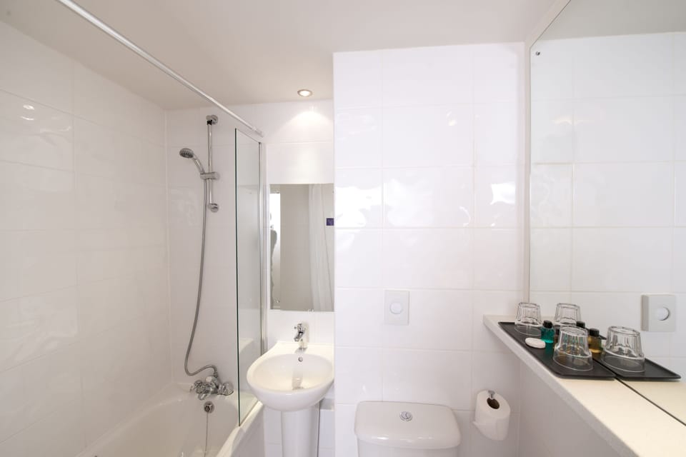 Combined shower/tub, free toiletries, hair dryer, towels