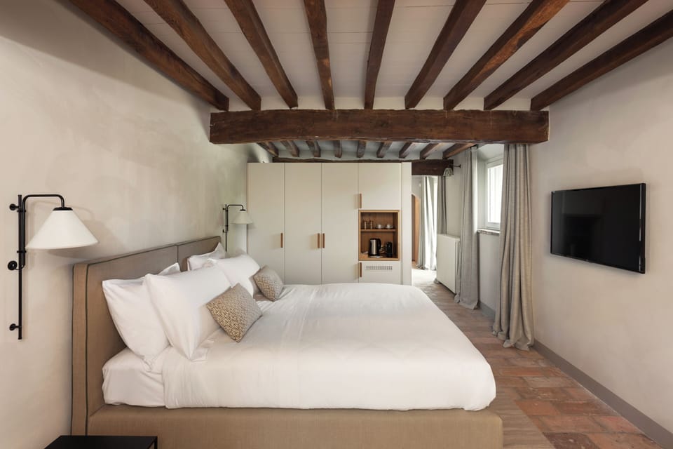 Suite (with Garden) | Minibar, in-room safe, desk, soundproofing