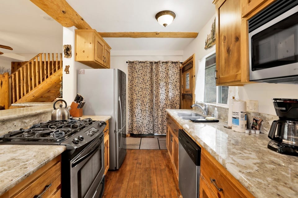 House, Multiple Beds, Hot Tub, Mountain View (1494) | Private kitchen | Coffee/tea maker