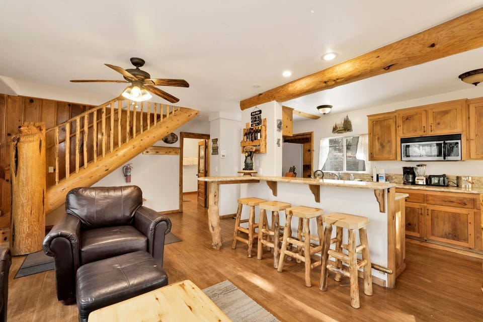 House, Multiple Beds, Hot Tub, Mountain View (1494) | Living area | Fireplace