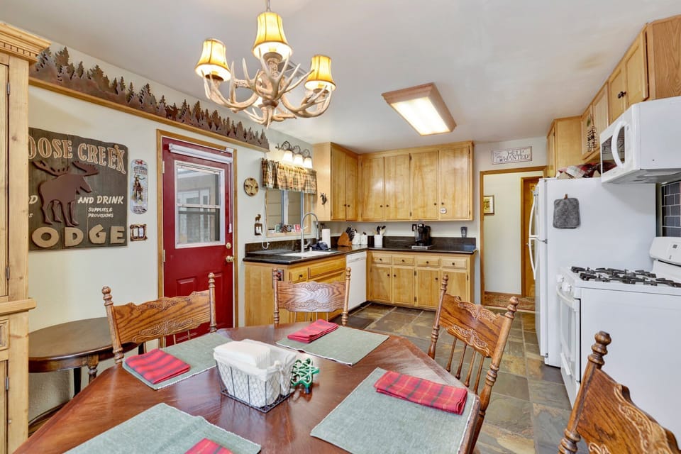 House, Multiple Beds, Hot Tub, Mountain View (1540) | Private kitchen