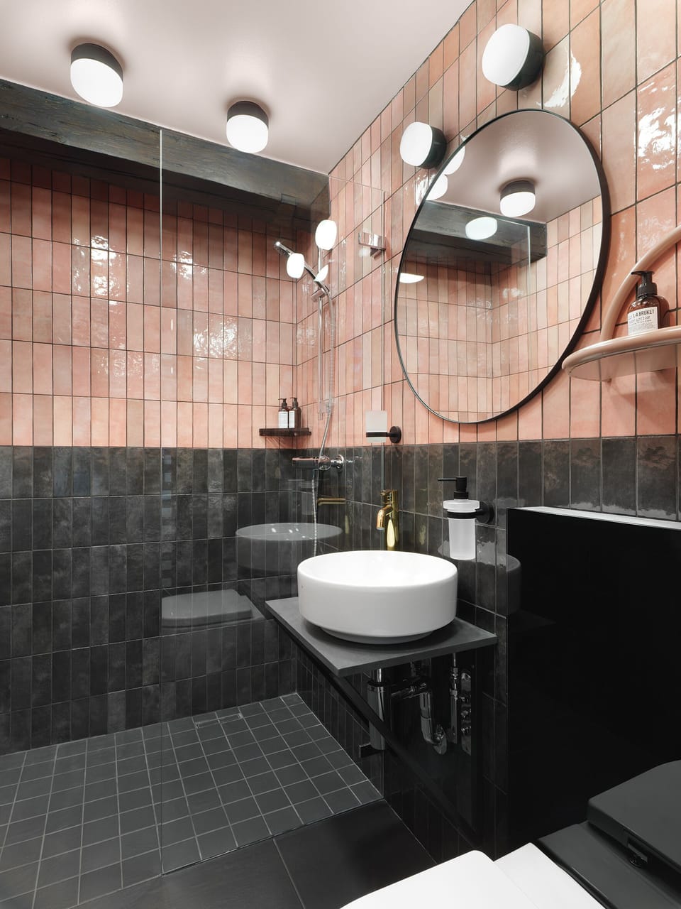 Double Room Superior | Bathroom | Free toiletries, hair dryer, towels, soap