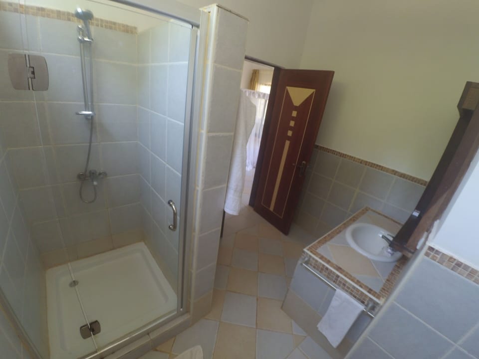 Deluxe Room | Bathroom | Shower, free toiletries, slippers, bidet