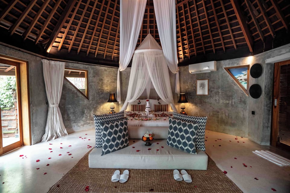 Pool Suite | Premium bedding, minibar, desk, bed sheets