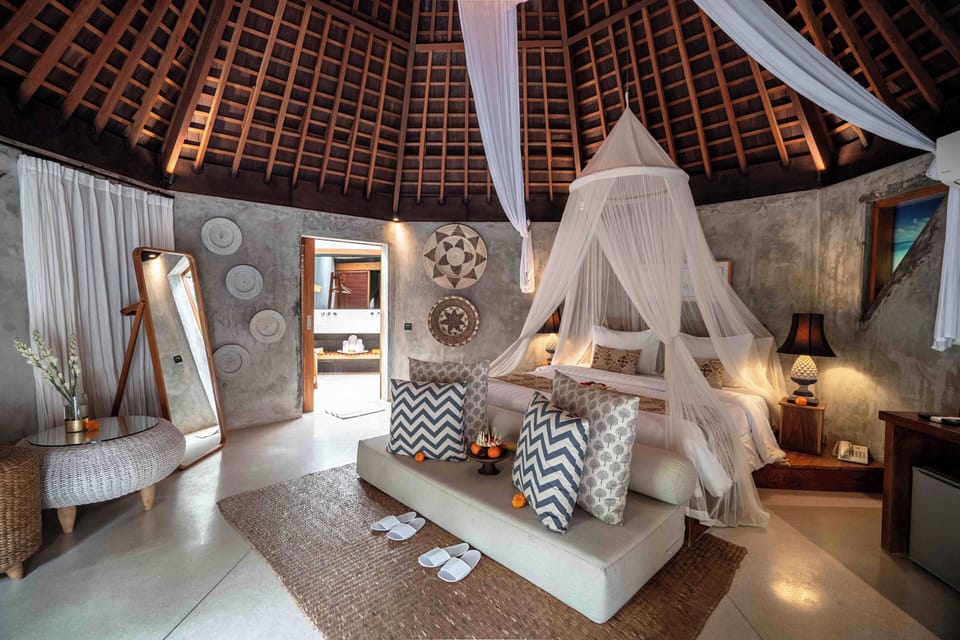 Pool Suite | Premium bedding, minibar, desk, bed sheets