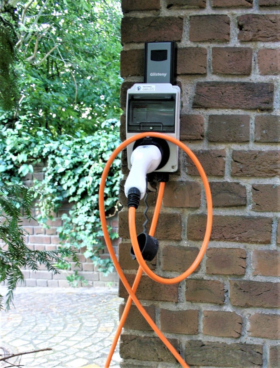 Electric vehicle charging station