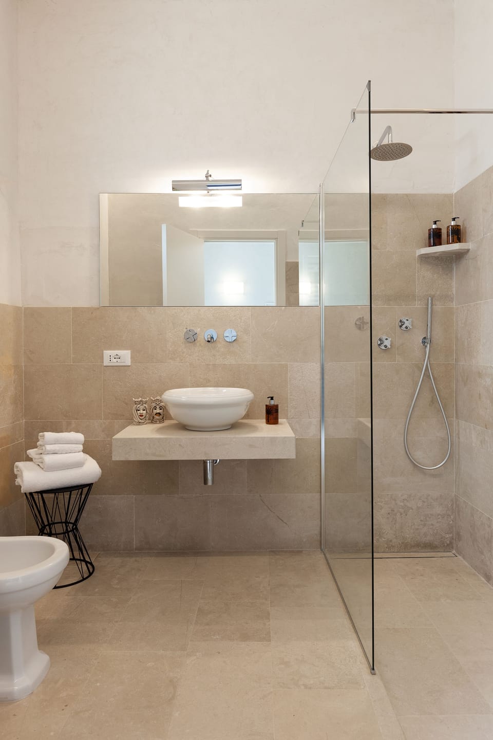 Deluxe Double or Twin Room | Bathroom | Free toiletries, hair dryer, slippers, bidet