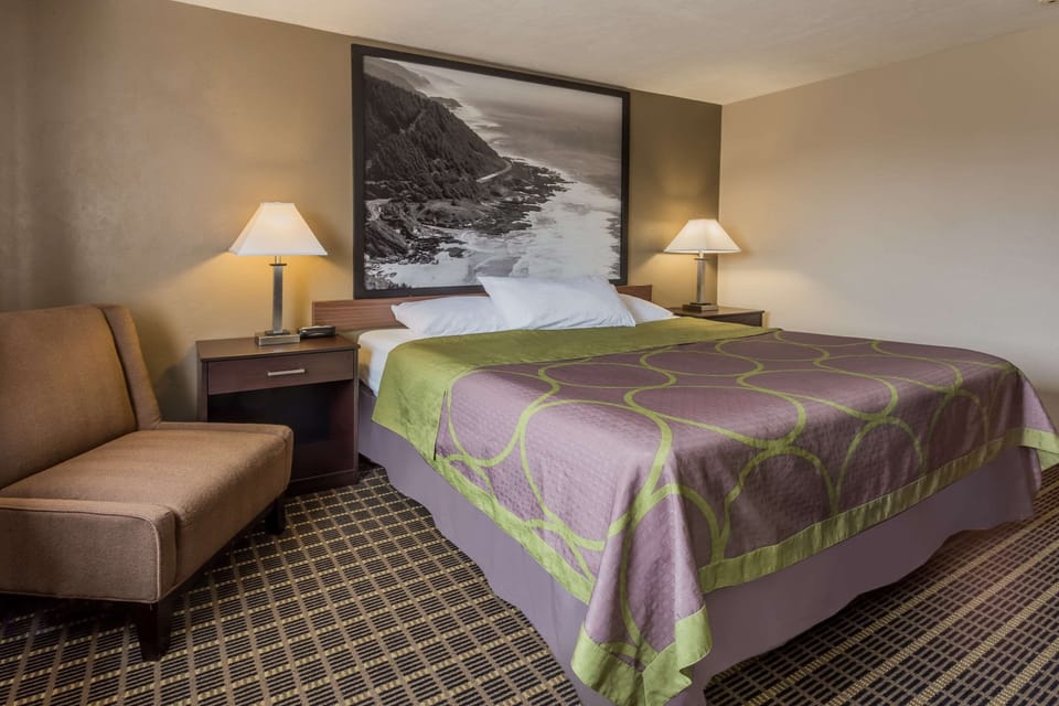 Desk, laptop workspace, iron/ironing board, free WiFi