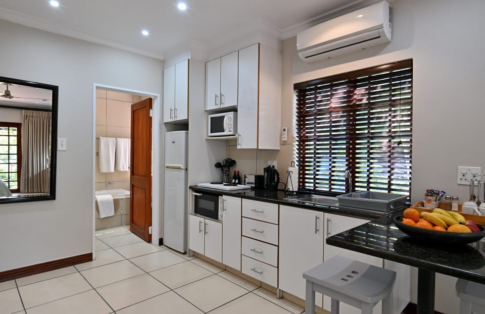 Luxury Room Self-Catering | Private kitchen | Mini-fridge, microwave, electric kettle, toaster