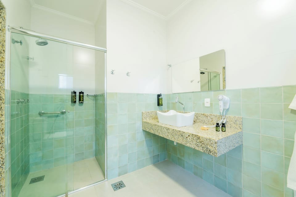 Master Superior com banheira | Bathroom | Free toiletries, hair dryer, towels, soap