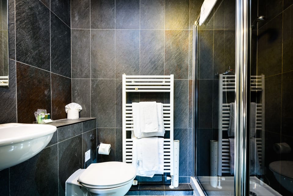 Premier Double Room, Ensuite | Bathroom | Shower, hair dryer, towels