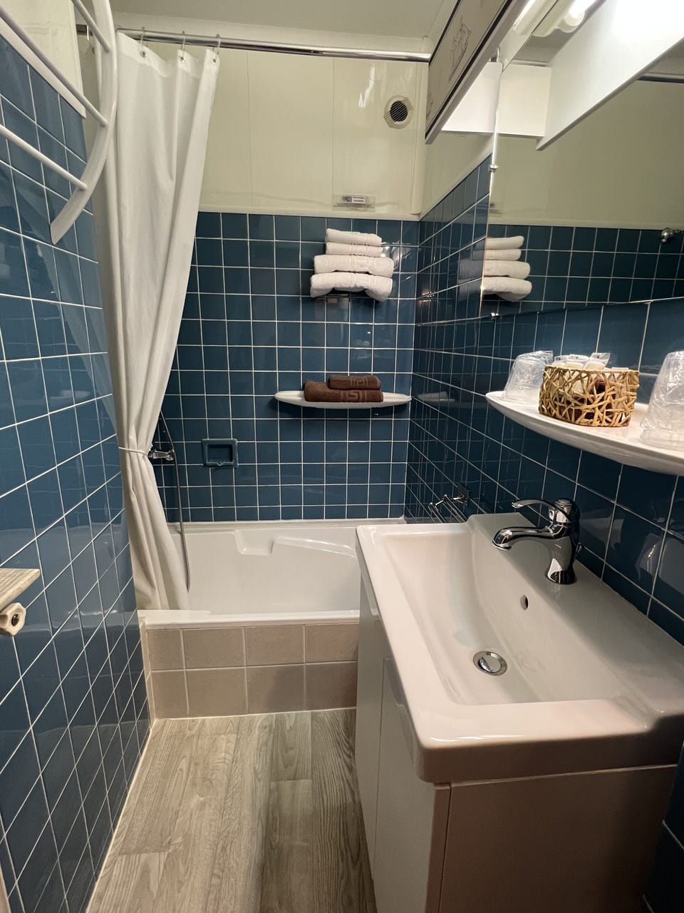Triple Room, Private Bathroom | Bathroom | Free toiletries, hair dryer, towels, soap