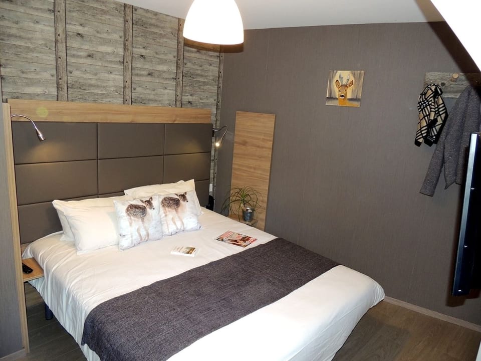 Desk, soundproofing, iron/ironing board, free WiFi