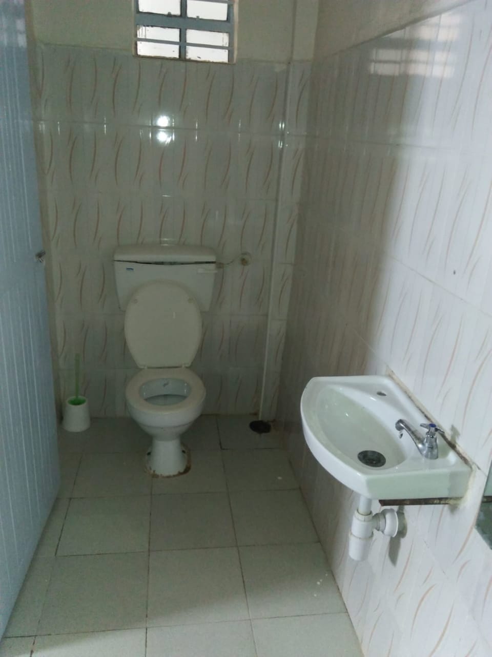 Standard Twin Room | Bathroom | Shower, rainfall showerhead, free toiletries, slippers
