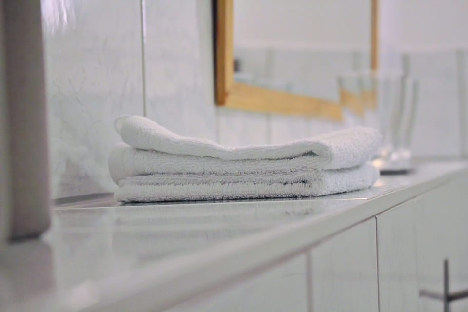 Quadruple Room (Büttner 2) | Bathroom | Shower, towels