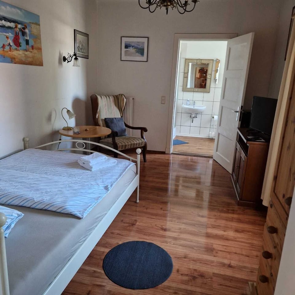 Basic Single Room | Individually decorated, individually furnished, free WiFi, bed sheets