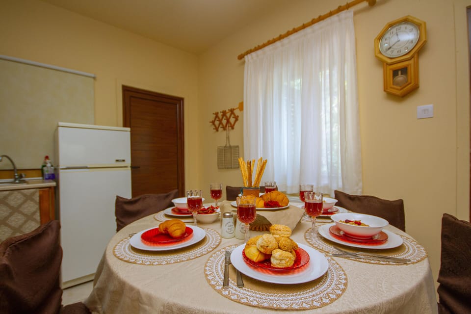 House | In-room dining